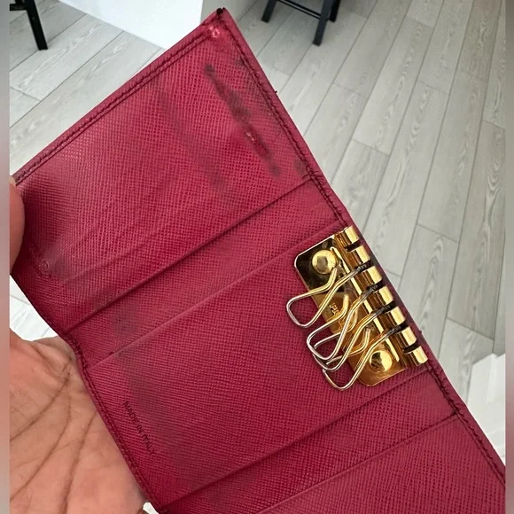 Prada - Picture 4 of 4